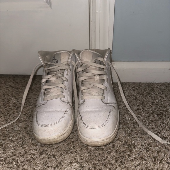 Jordan 1 mids - Picture 4 of 6
